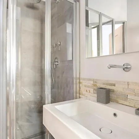 아파트 Across The River *